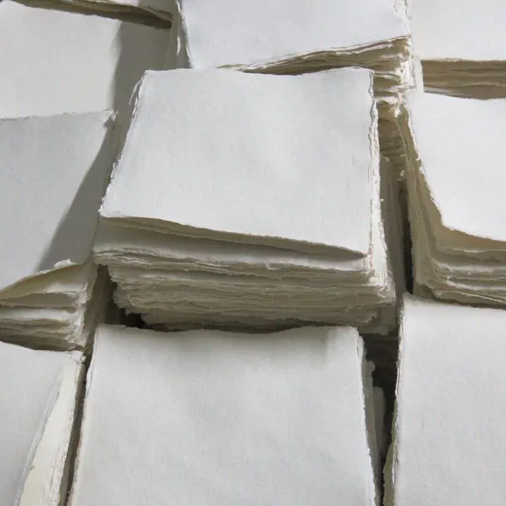 Bavlnený 30 x 30 cm papier Khadi, stredne zrnitý, 320g, 1ks