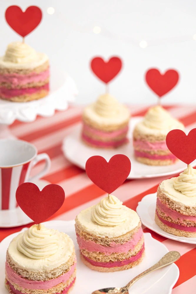 Dekorácia na tortu a cupcakes - srdiečka, 11 cm, 6 ks