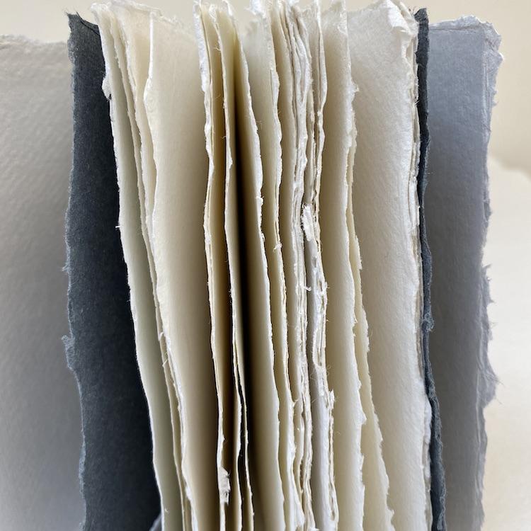 Skicár 15x15cm Khadi PAPER BOOK, stredne zrnitý papier, 150g, 30 strán