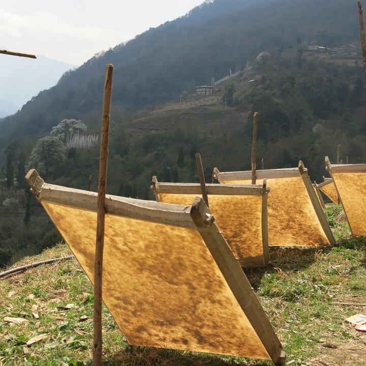 Papier 57x80cm Khadi BHUTANESE RESHO, 90g/m2, 1ks