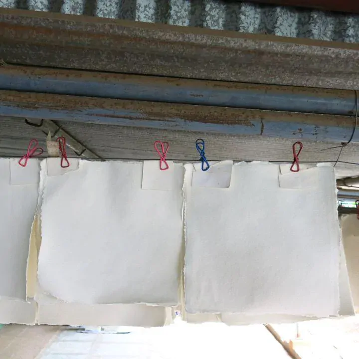 Bavlnený 20 x 20 cm papier Khadi, stredne zrnitý, 320g, 1ks